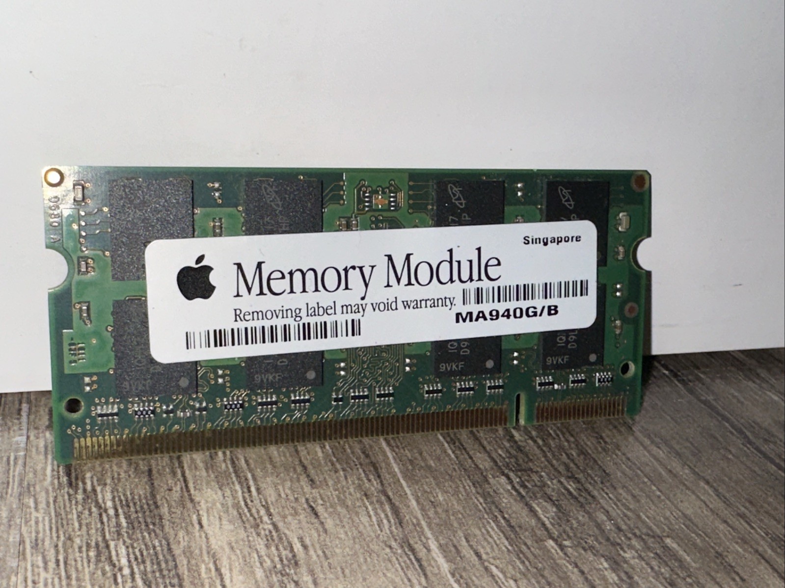 Genuine APPLE MEMORY MODULE 2GB MA940G/B, 2Rx8 PC2-5300S-555-13 Micron