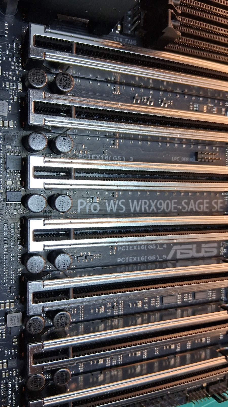 ASUS PRO WS WRX90E-SAGE SE Socket sTR5 Socket 6x PCIe 5.0 x16 Slots 8x DDR5 DIMM