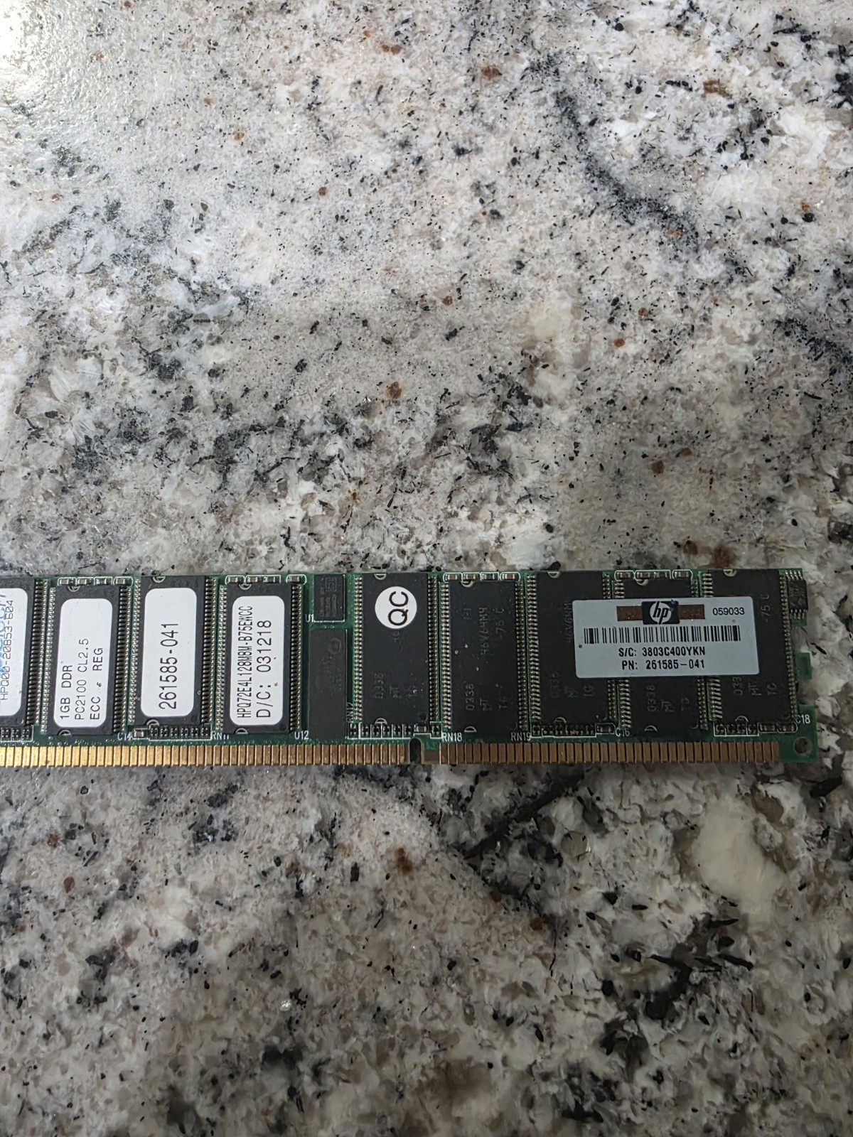 HP 1 GB DIMM 266 MHz DDR Memory (261585-041)