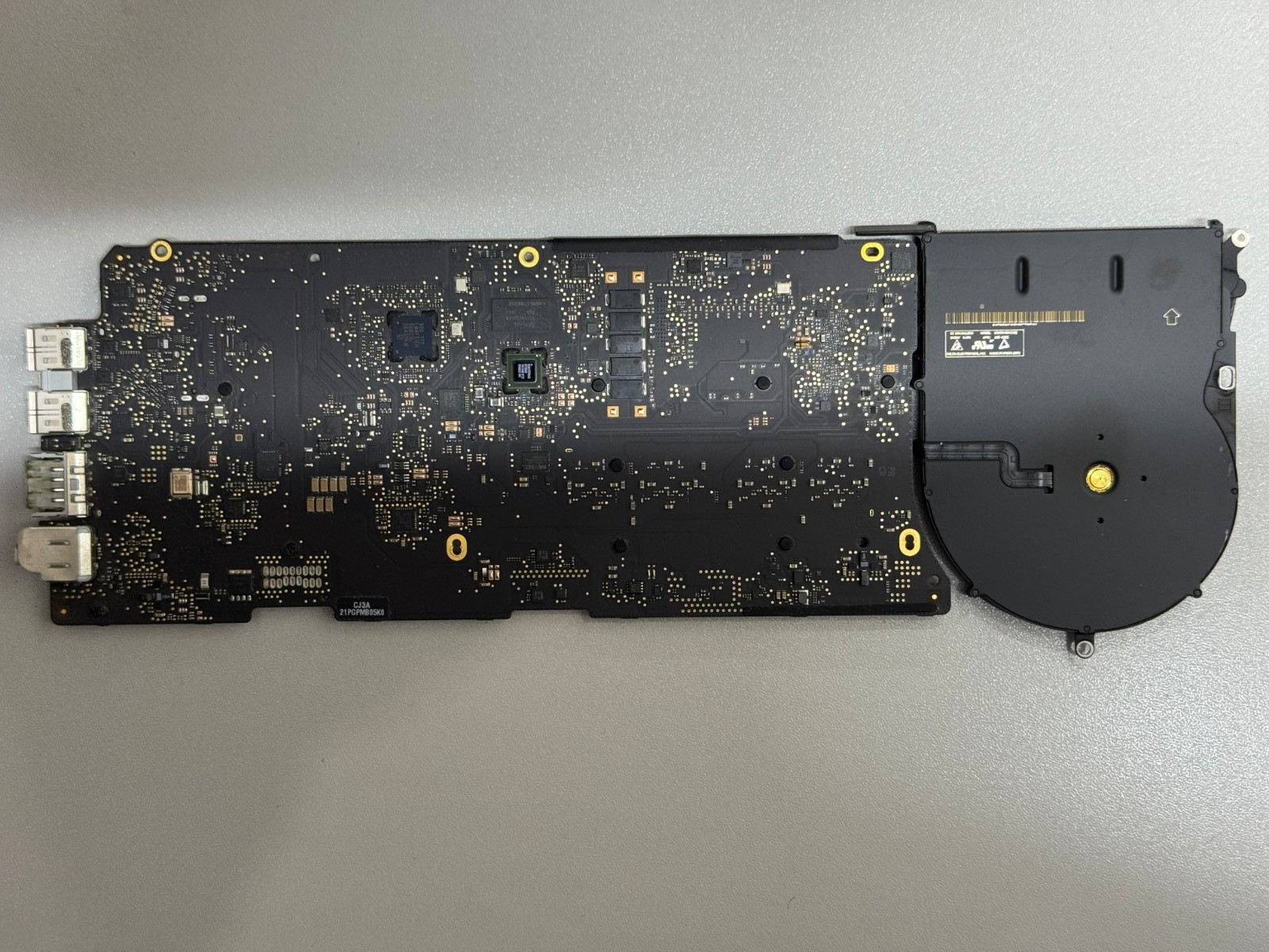 MacBook Pro 13″ A1502 Early-2015 Logic Board – 2.9GHz i5 16GB 820-4924-A