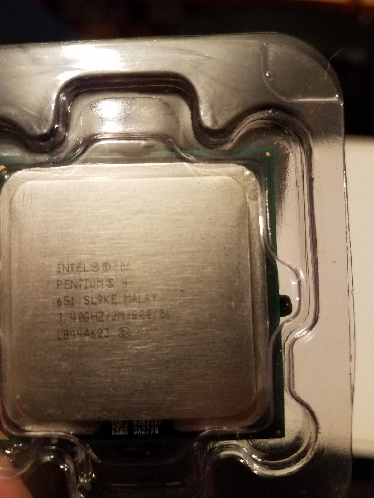 Intel Pentium 4 651 2 MB L2 Cache FSB 800 3.4 GHz LGA 775 CPU SL9KE