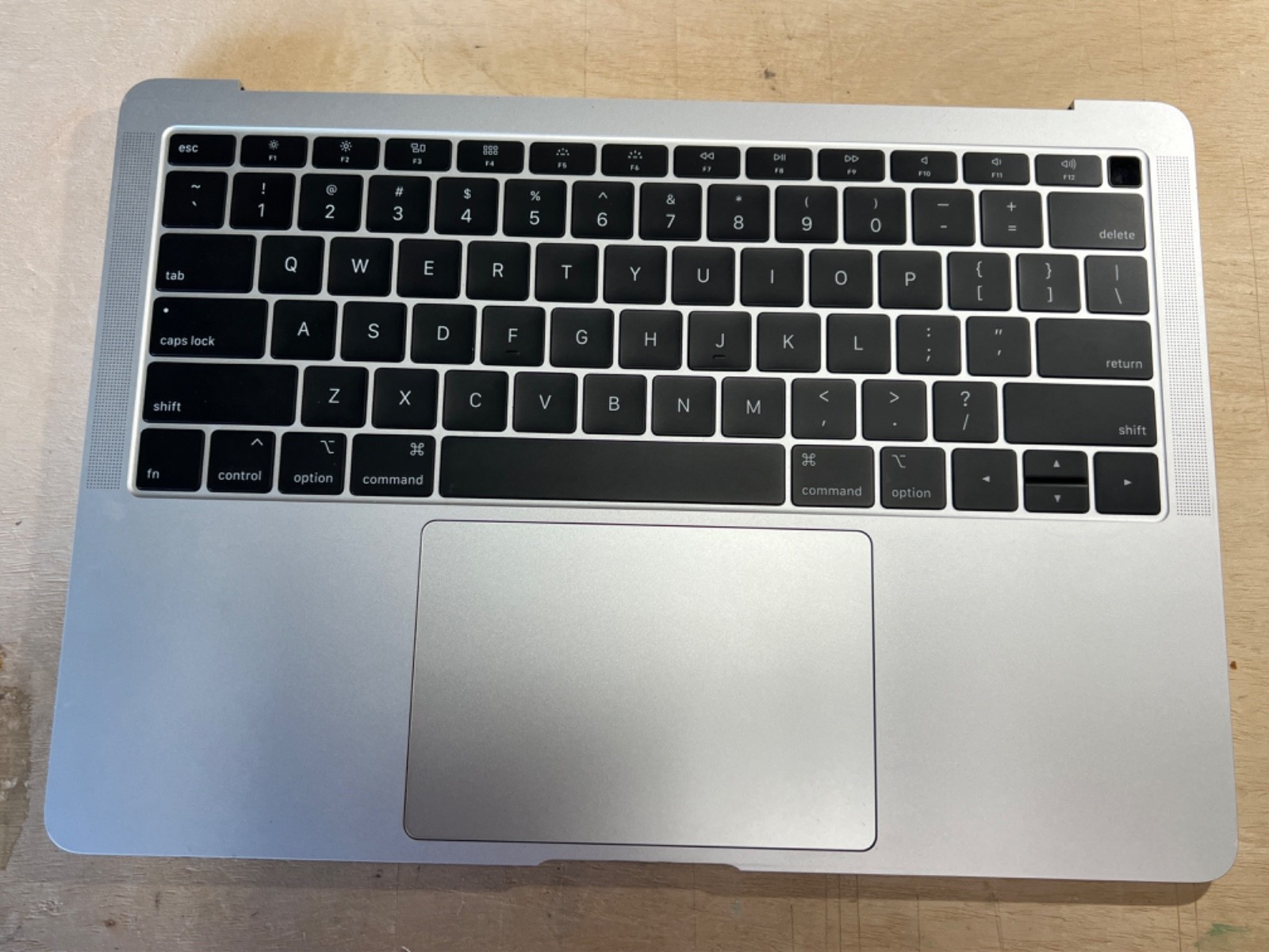 MacBook Air 13″ A1932 2018 2019 Top Case – Palmrest + Battery Silver excellent