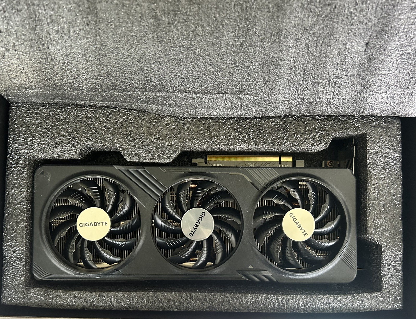 GIGABYTE Radeon RX 7600 XT Gaming OC 16G Graphics Card, 3X WINDFORCE Fans 16GB