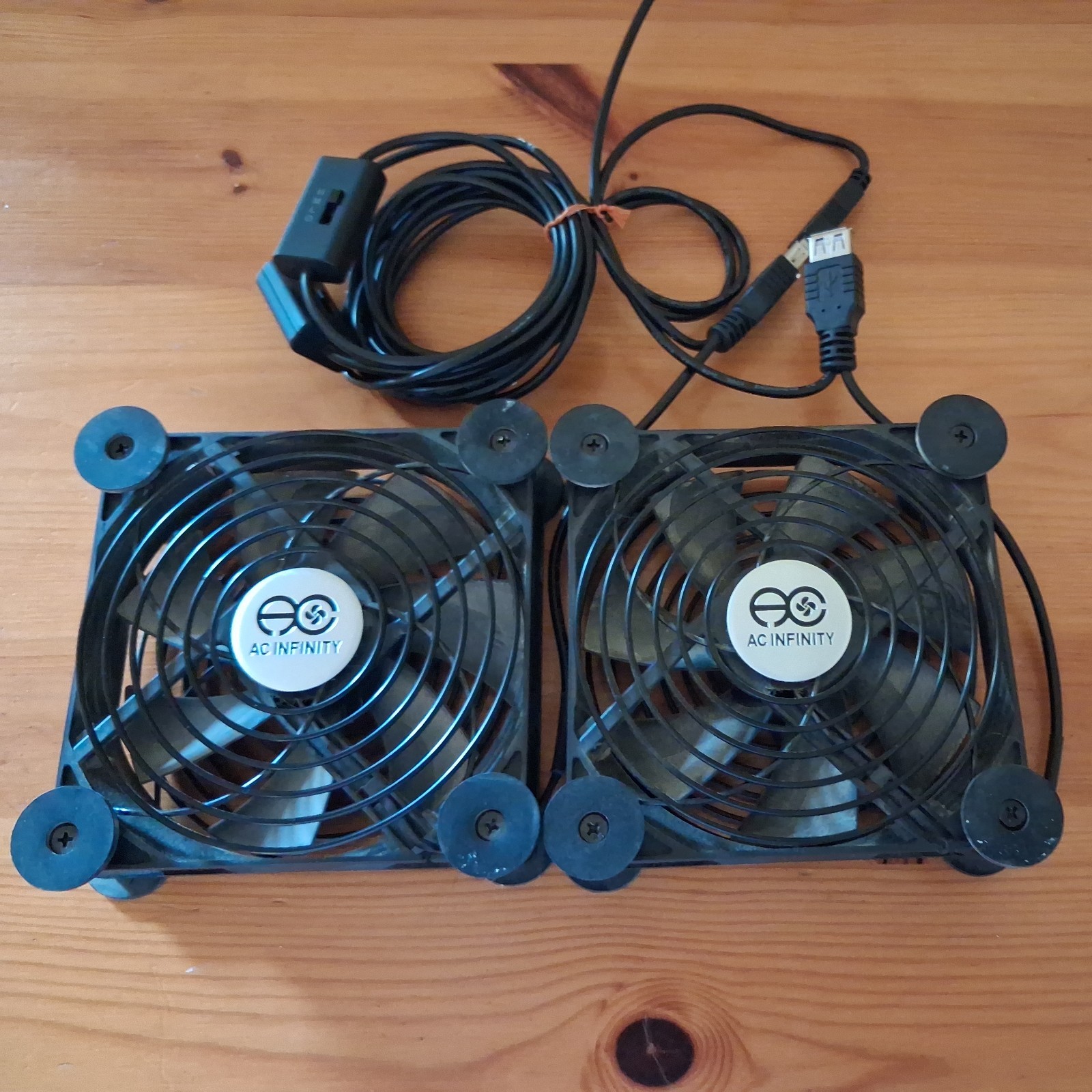 AC Infinity MULTIFAN S7 USB Table Cooling Fan super quiet. working well.
