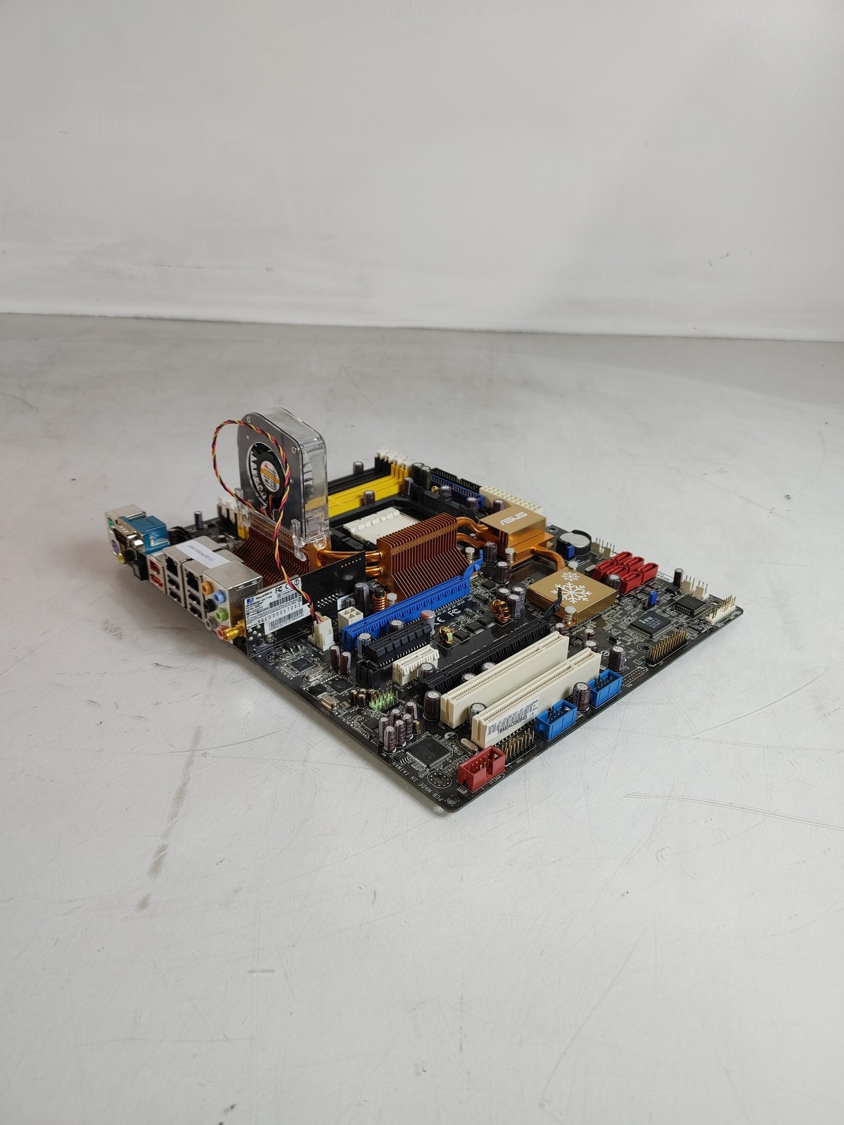Asus M2N32-SLI Deluxe AMD Socket AM2 DDR2 Desktop Motherboard