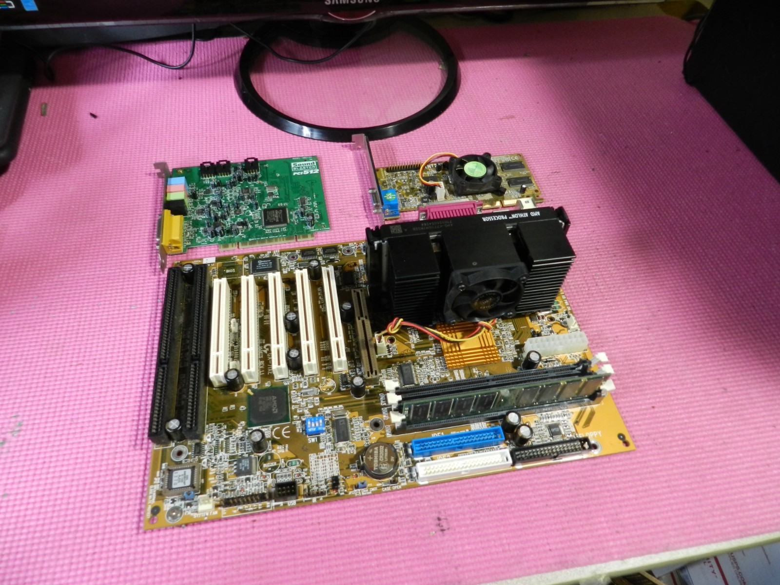 Gigabyte GA-7IXE-Slot A-750MHZ Athlon-256gb Ram-TNT2 Vanta AGP-SB 512 PCI Combo