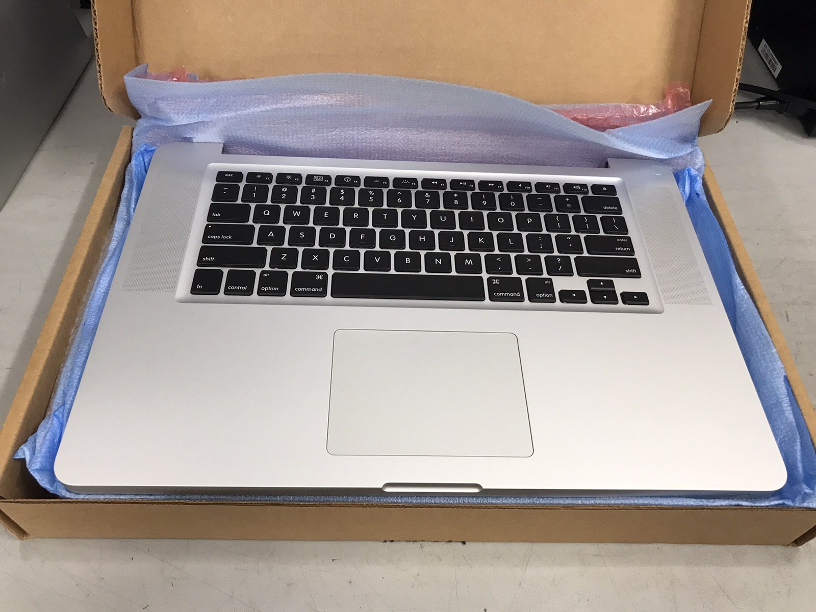 MacBook Pro 15″ Mid 2010 A1286 Top Case + Trackpad Apple Part Number 661-5481