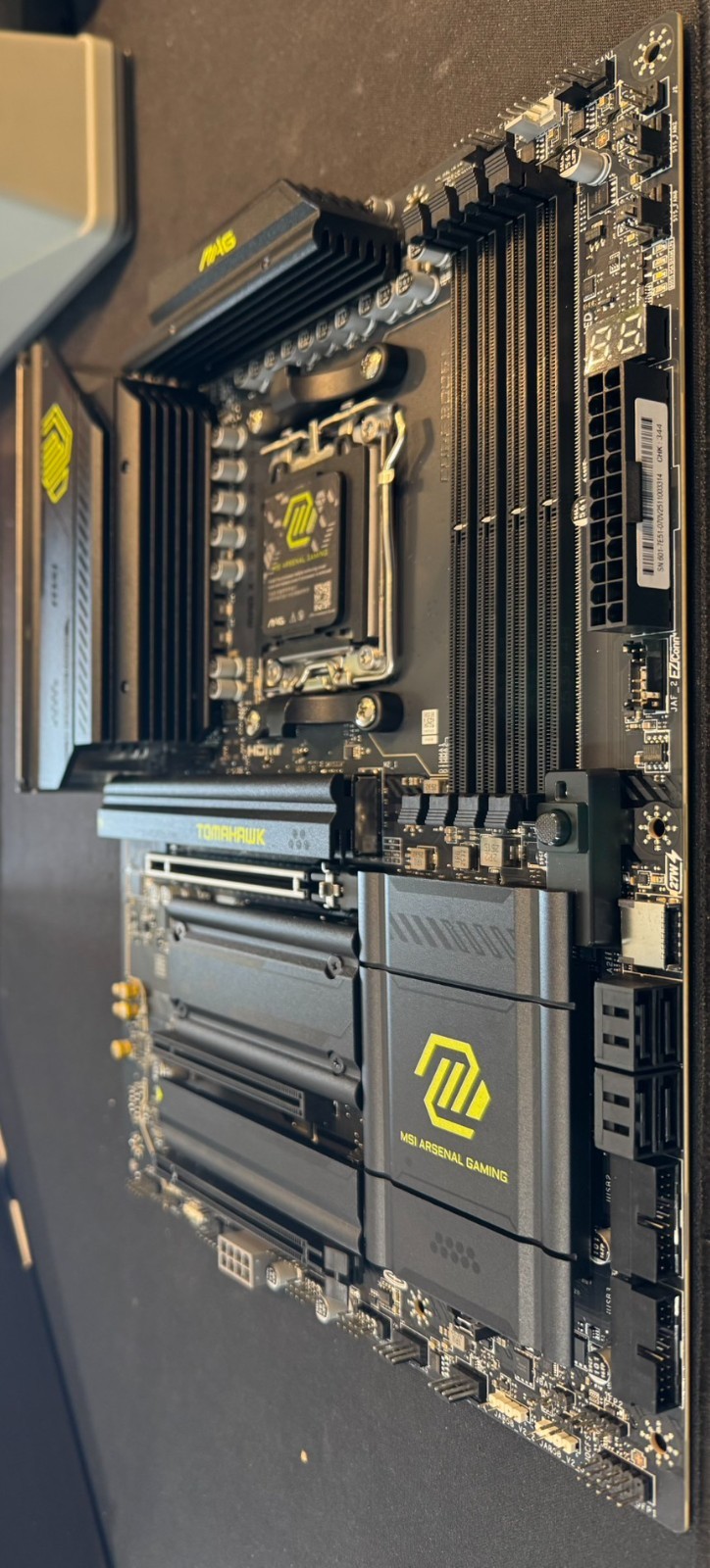 MSI MAG X870 TOMAHAWK WIFI AMD DDR5 Wi-Fi 7 AM5 ATX MOTHERBOARD