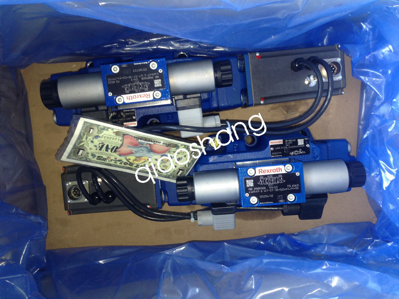 4WRKE 25 E350L-3X/6EG24ETK31/F1D3M R900747226 REXROTH VALVE new via FedEx or DHL