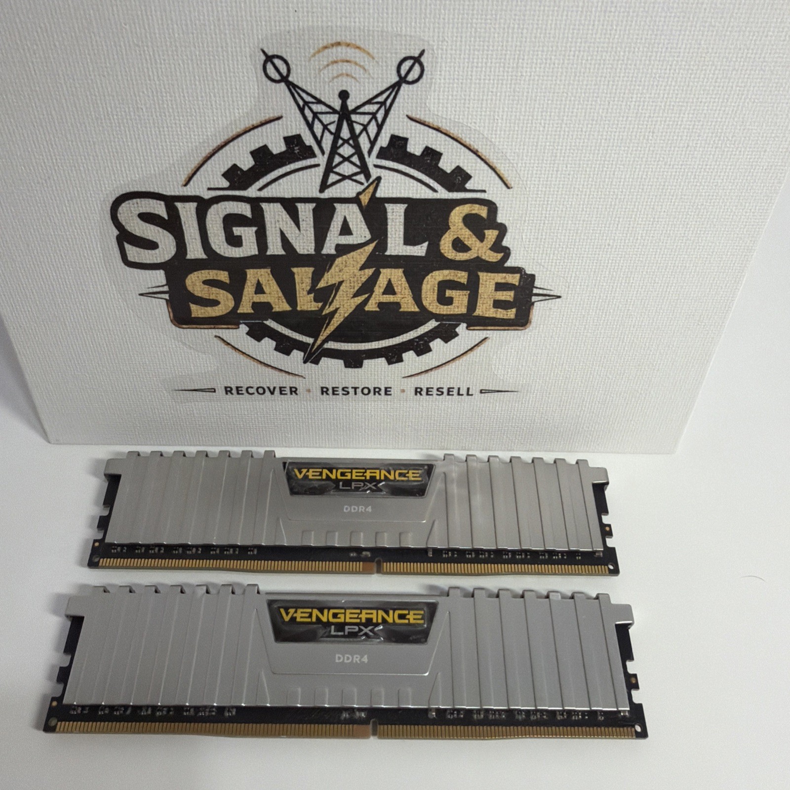 CORSAIR VENGEANCE LPX 16GB (2x8GB) DDR4-3000 MHz CL16 Silver 16-20-20-38 1.36v
