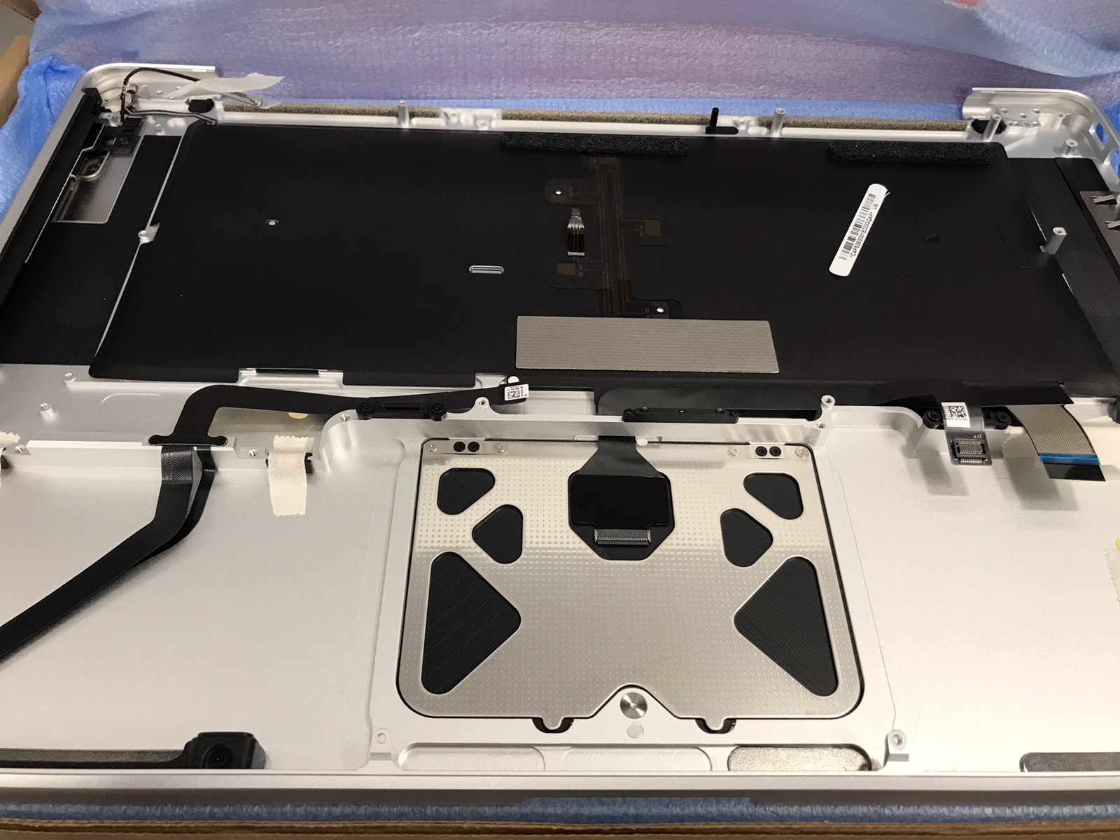 MacBook Pro 15″ Mid 2010 A1286 Top Case + Trackpad Apple Part Number 661-5481