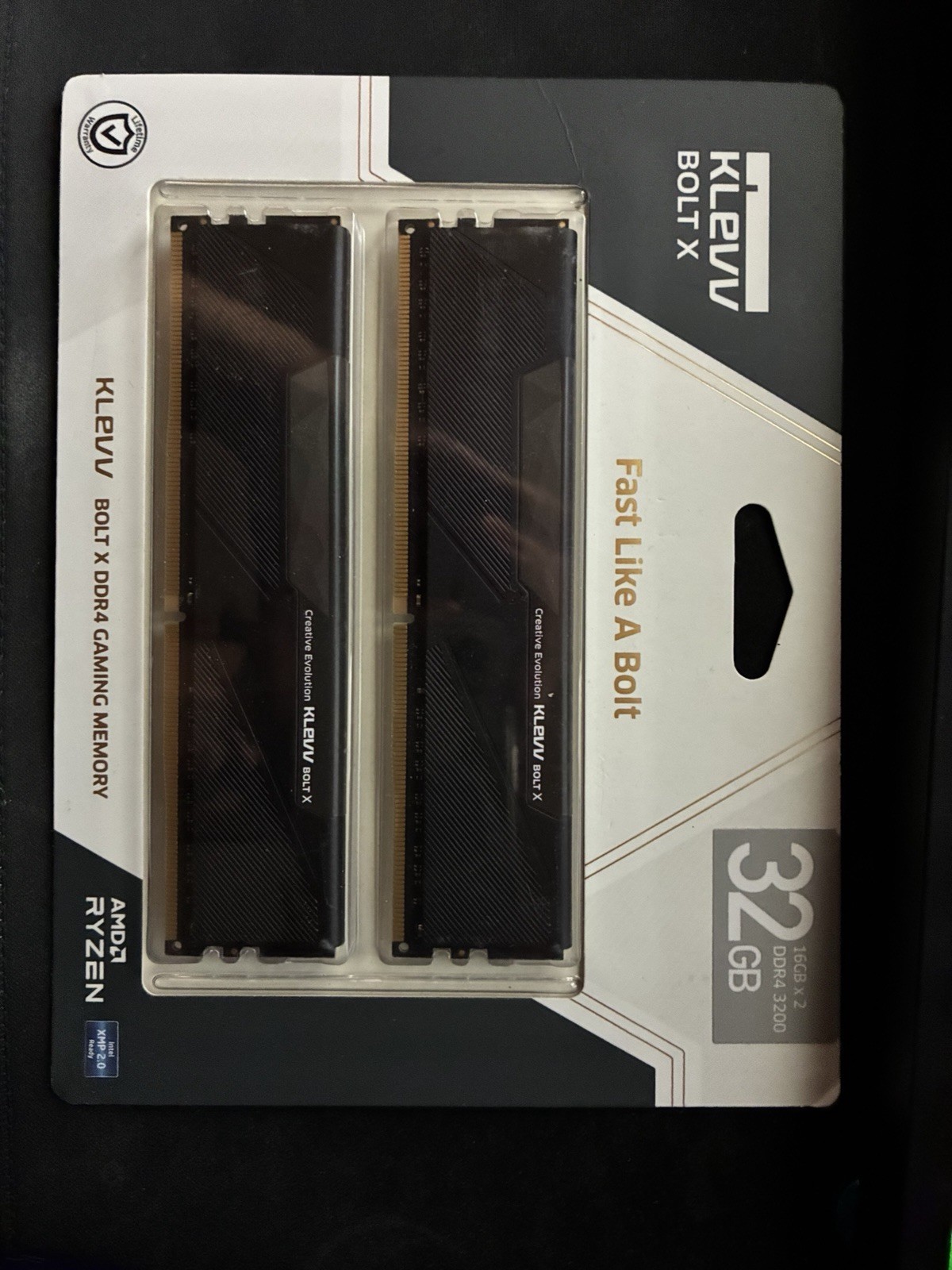 KLEVV Bolt x 32GB DDR4-3200 CL18 Memory Module