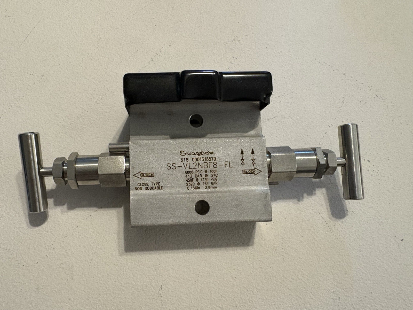 SWAGELOK SS-VL2NBF8-FL NEW manifold 6000 PSIG free shipping