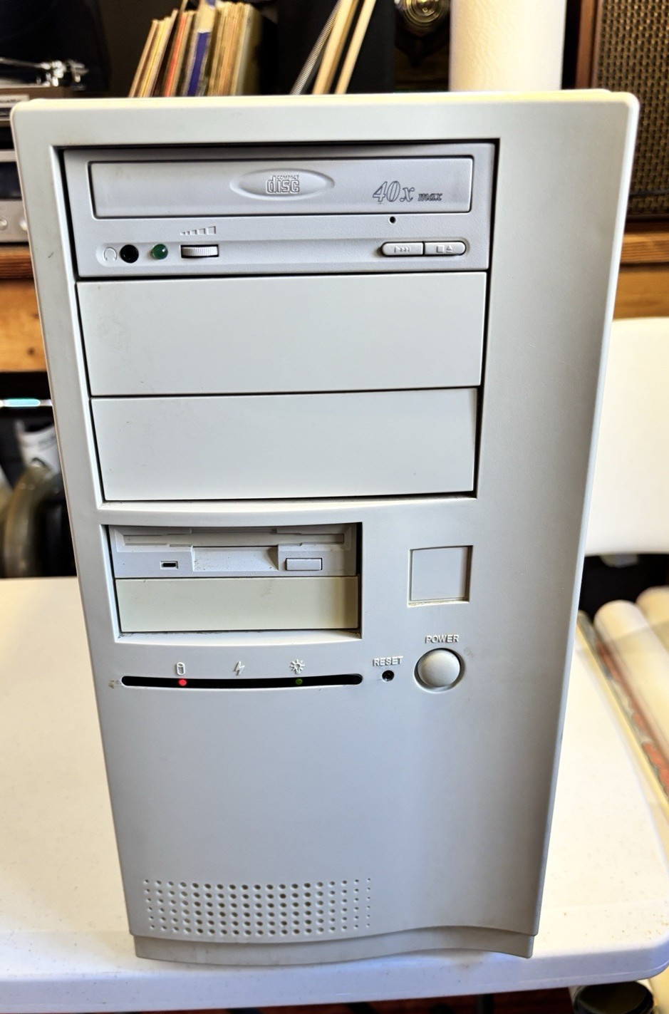 Vintage Beige ATX Desktop PC Tower – Boots – 512MB PC100 SDRAM – IDE HDD –