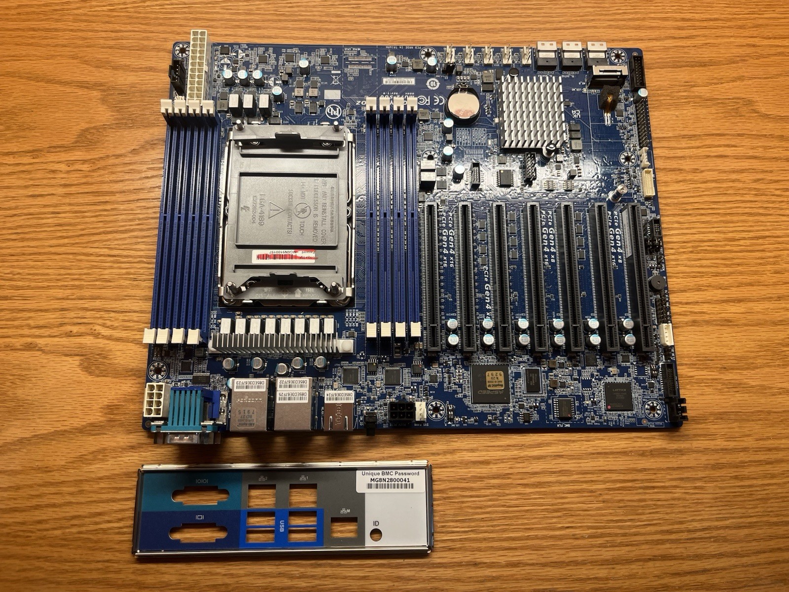 GIGABYTE MU72-SU0 LGA4189 C621A DDR4 ATX Server Motherboard Socket P+ I/O Shield