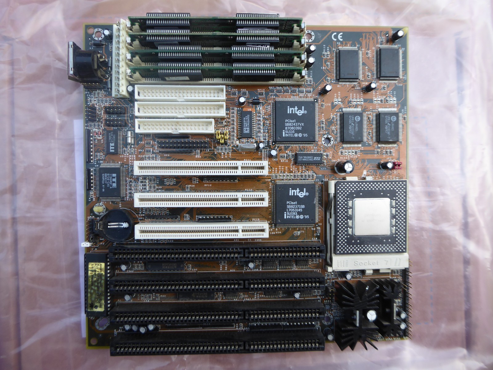 Socket 7 motherboard, Lucky Star 5I-VX2B, Intel Pentium, Memory, Award BIOS