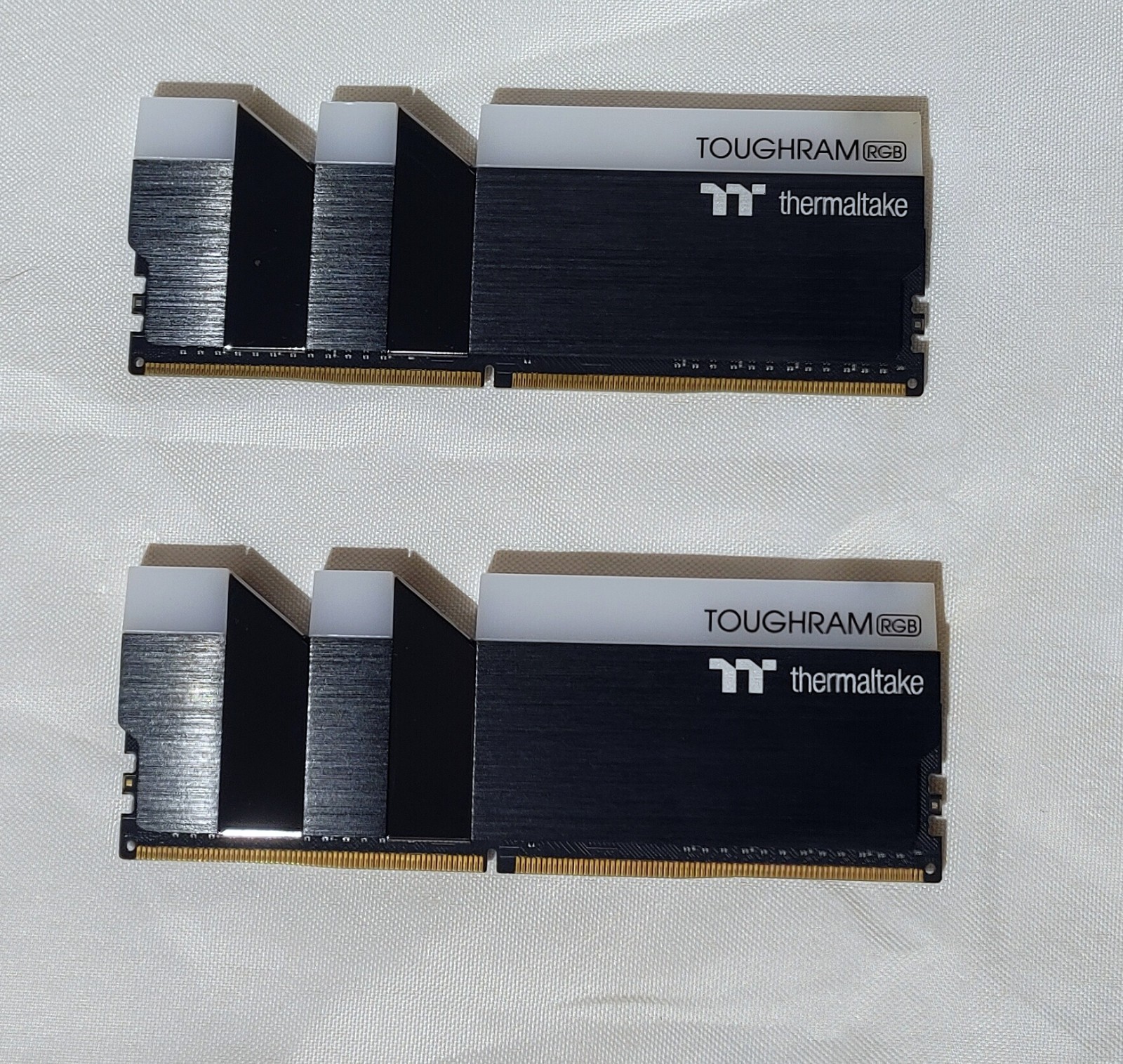 ThermalTake TOUGHRAM RGB Memory DDR4 4000MHz 16GB (8GB x 2)