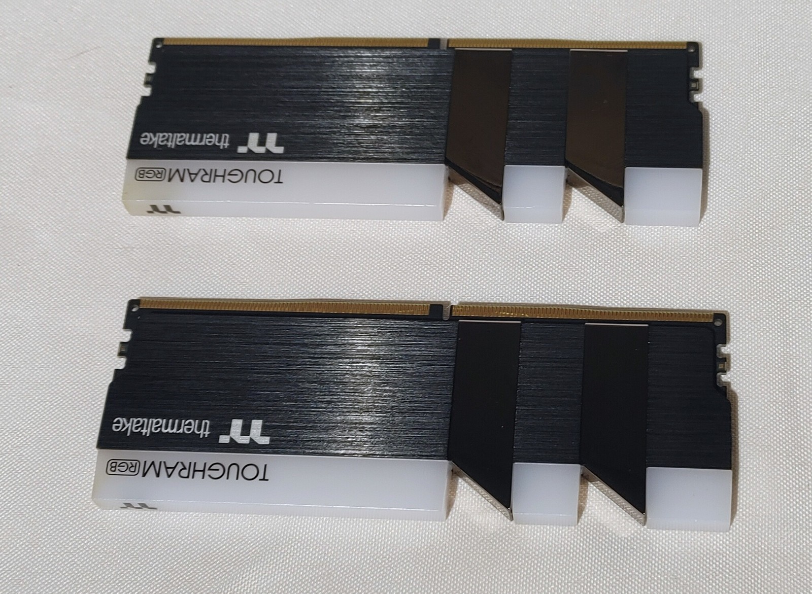 ThermalTake TOUGHRAM RGB Memory DDR4 4000MHz 16GB (8GB x 2)